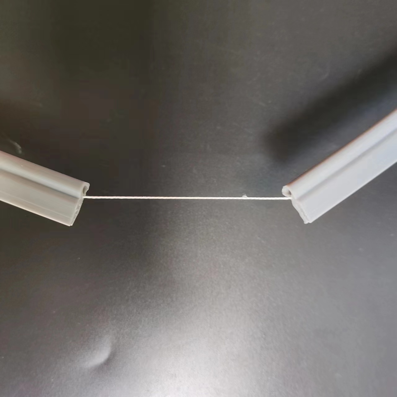 泛亚电竞抗拉伸耐候硅胶条：以＞80%强度保持率，破解日晒脆化断裂难题